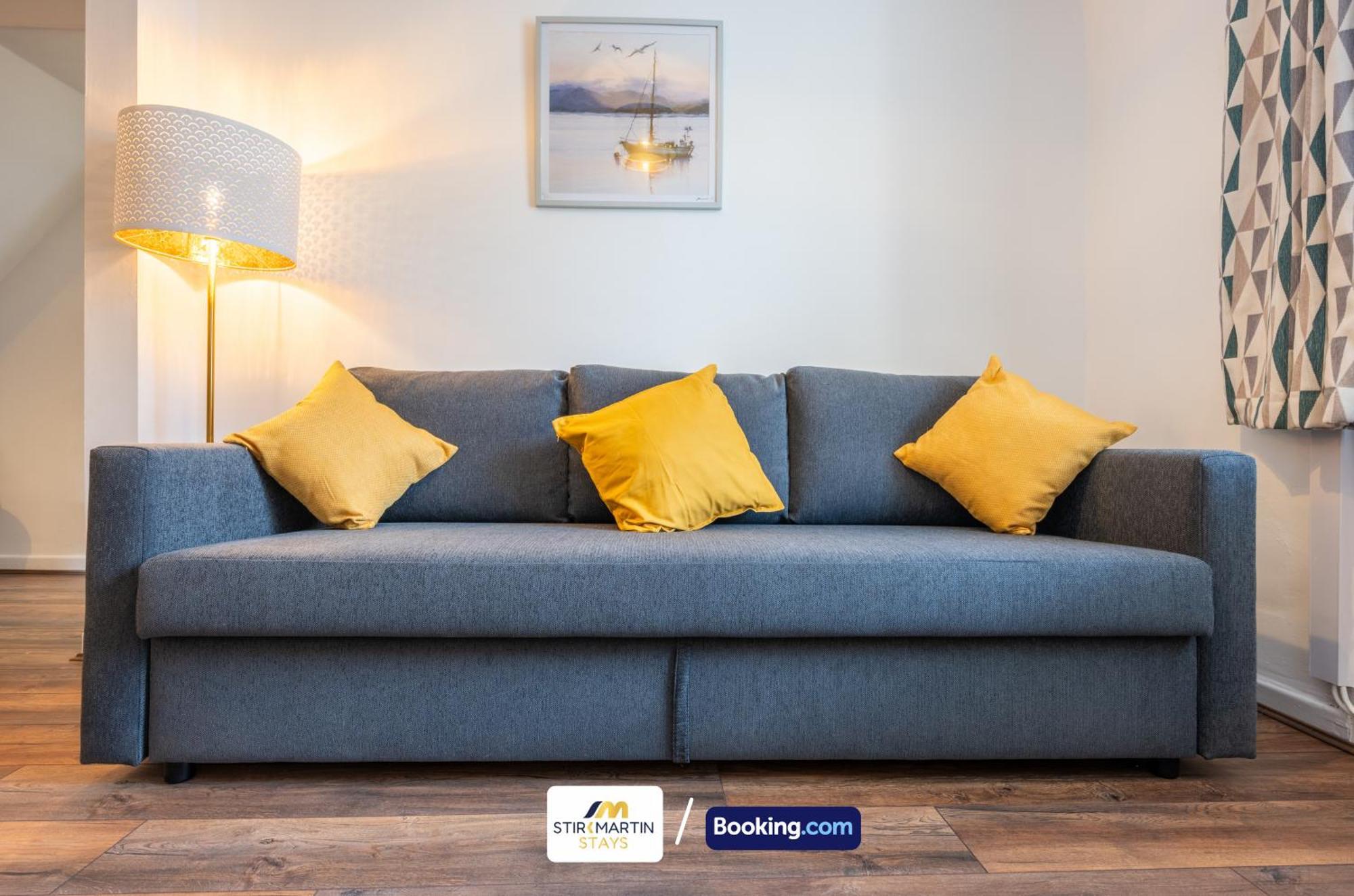 Stylish 2 Bedroom Townhouse By Stirkmartin Short Lets & Serviced With Free Parking & Sleeps5 Holiday home