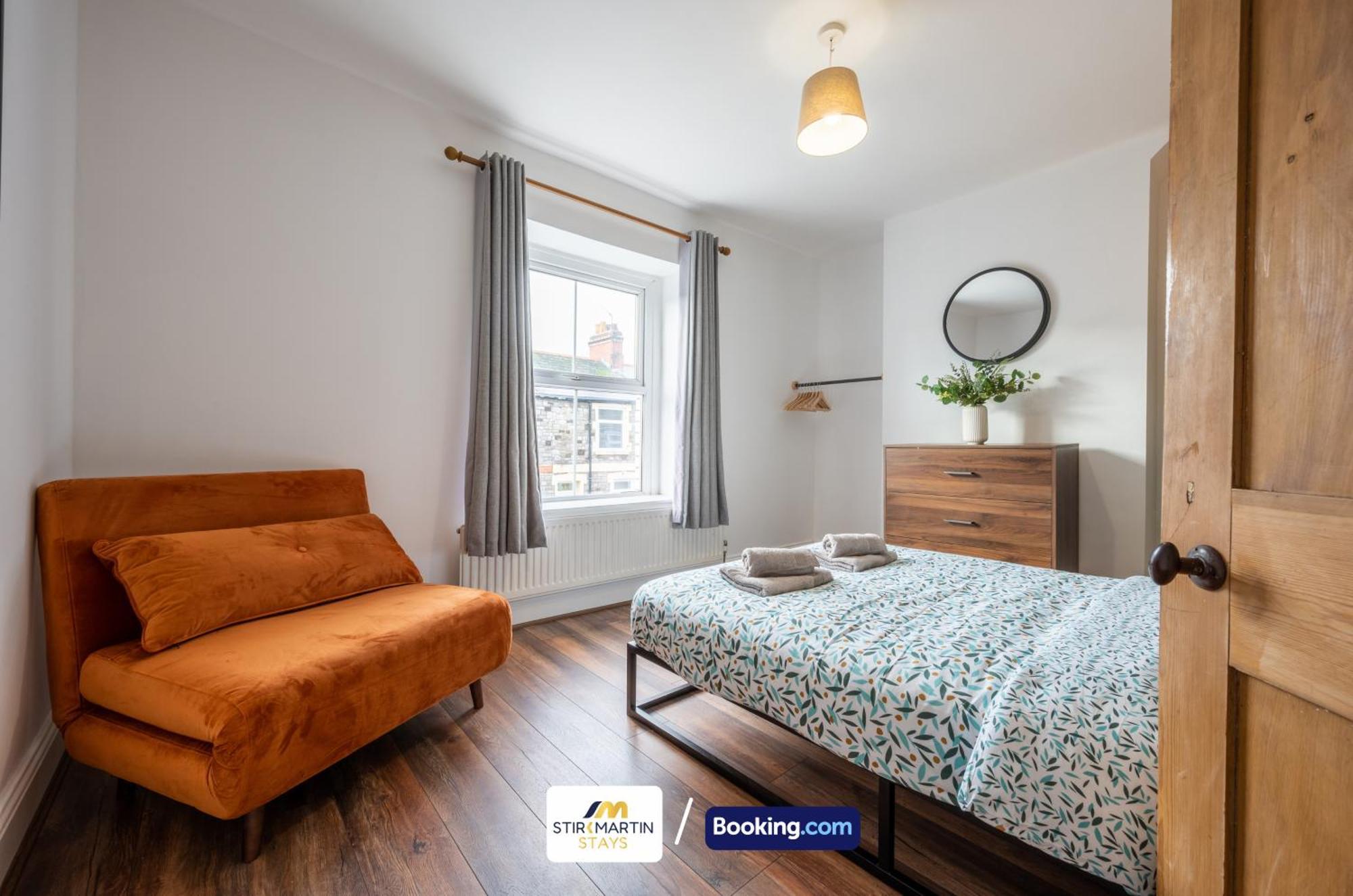 Stylish 2 Bedroom Townhouse By Stirkmartin Short Lets & Serviced With Free Parking & Sleeps5 Holiday home *