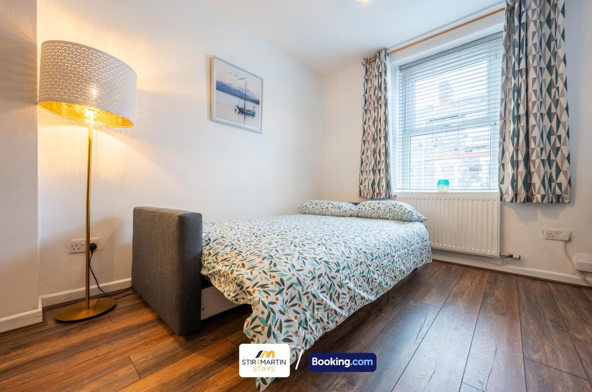 Stylish 2 Bedroom Townhouse By Stirkmartin Short Lets & Serviced With Free Parking & Sleeps5