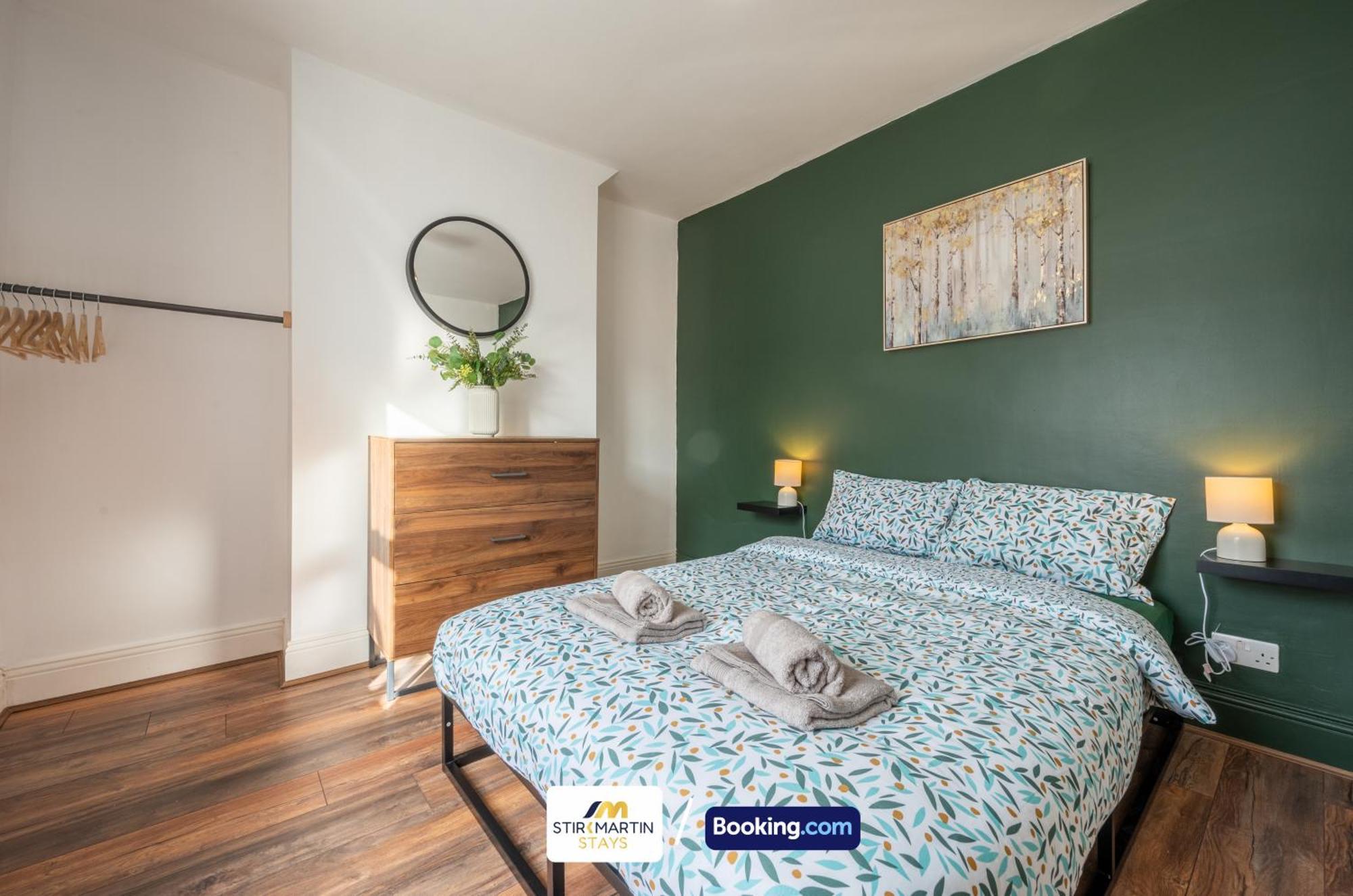 Stylish 2 Bedroom Townhouse By Stirkmartin Short Lets & Serviced With Free Parking & Sleeps5 Holiday home