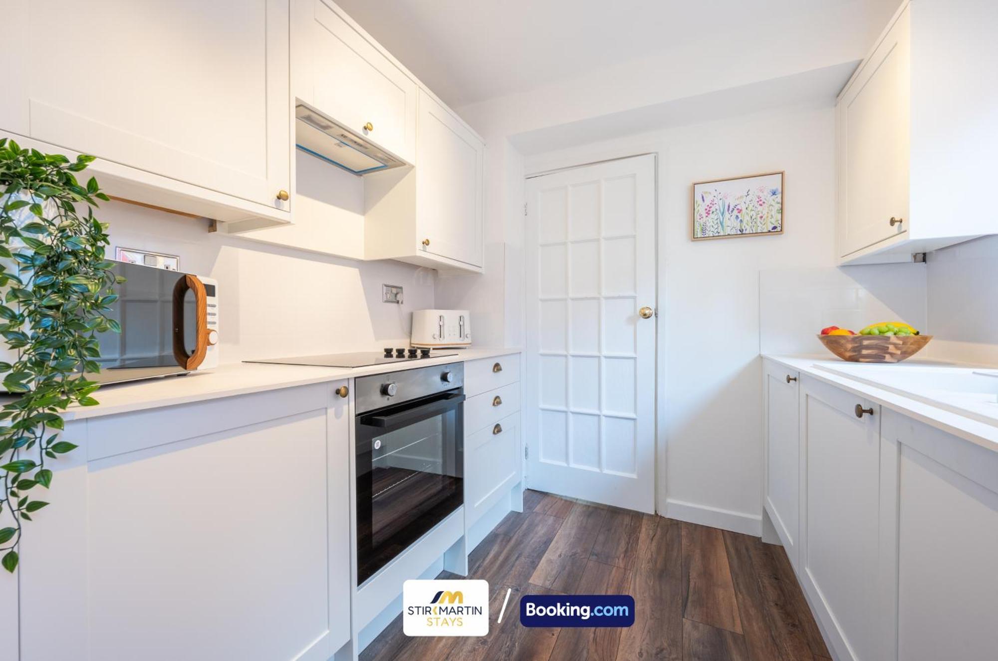 Stylish 2 Bedroom Townhouse By Stirkmartin Short Lets & Serviced With Free Parking & Sleeps5
