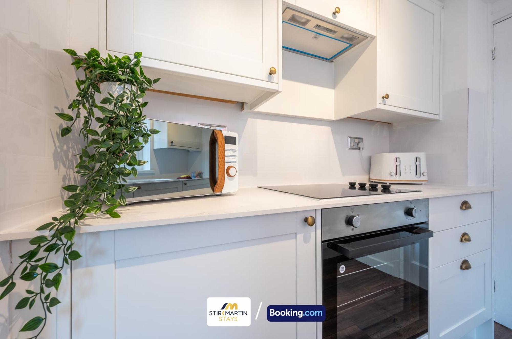 Stylish 2 Bedroom Townhouse By Stirkmartin Short Lets & Serviced With Free Parking & Sleeps5 Holiday home *