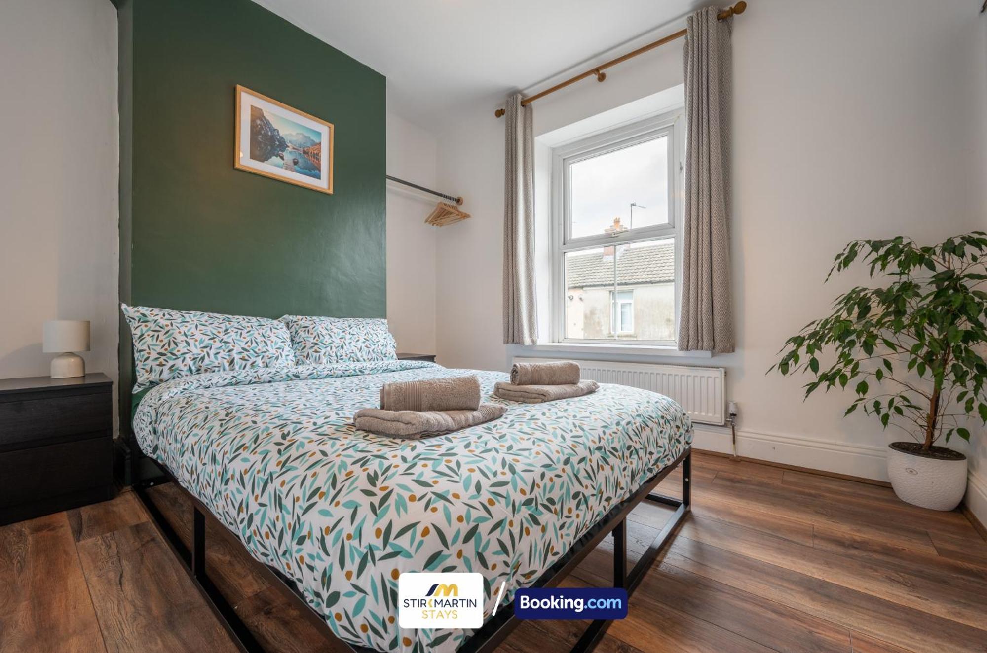 Stylish 2 Bedroom Townhouse By Stirkmartin Short Lets & Serviced With Free Parking & Sleeps5 Holiday home Cardiff