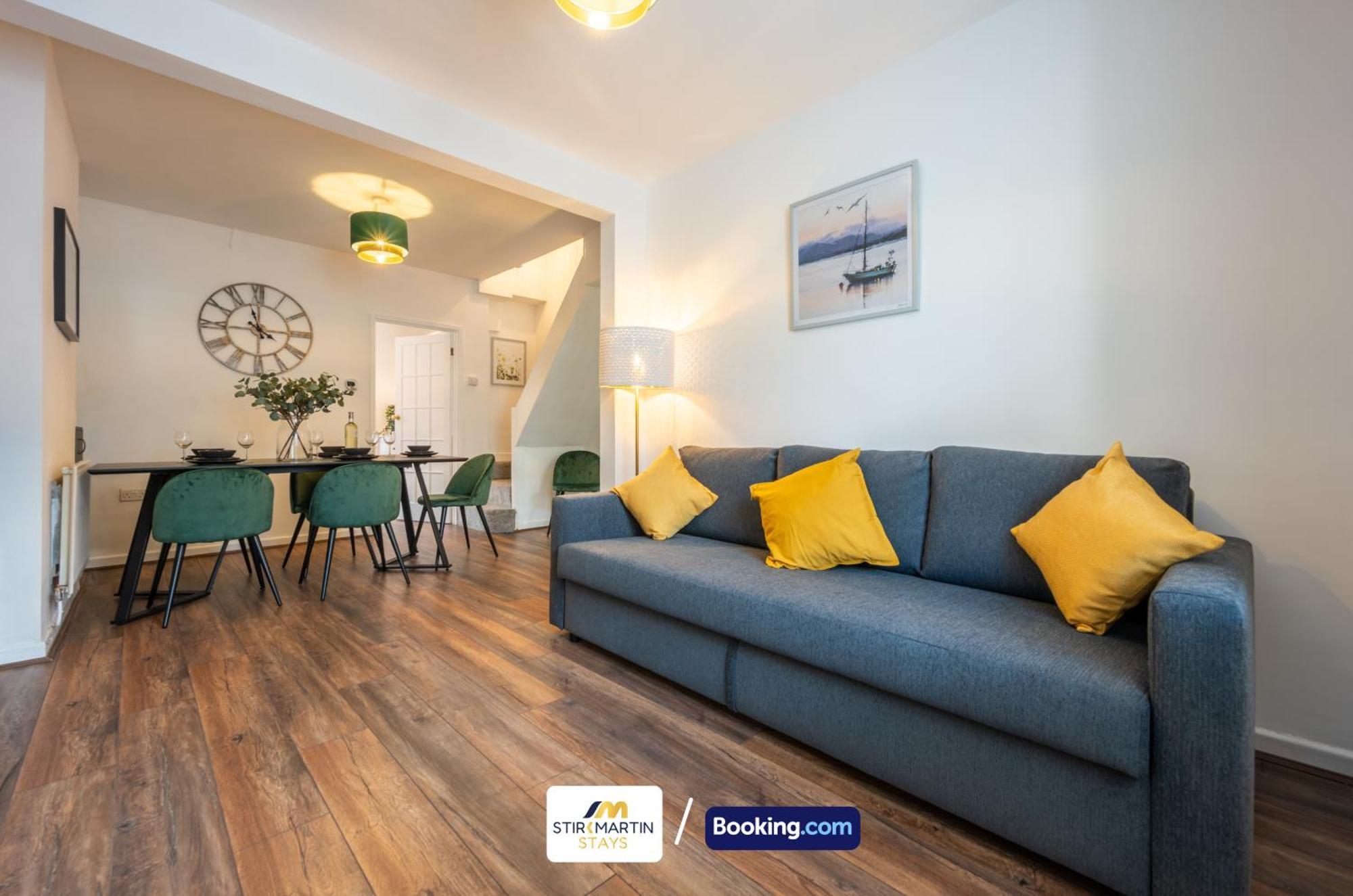 Stylish 2 Bedroom Townhouse By Stirkmartin Short Lets & Serviced With Free Parking & Sleeps5