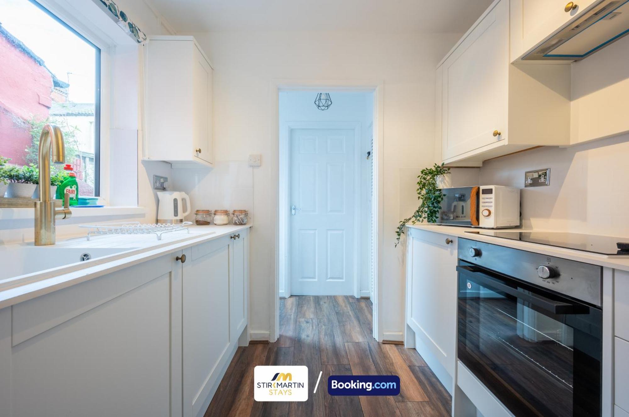 Stylish 2 Bedroom Townhouse By Stirkmartin Short Lets & Serviced With Free Parking & Sleeps5 Holiday home