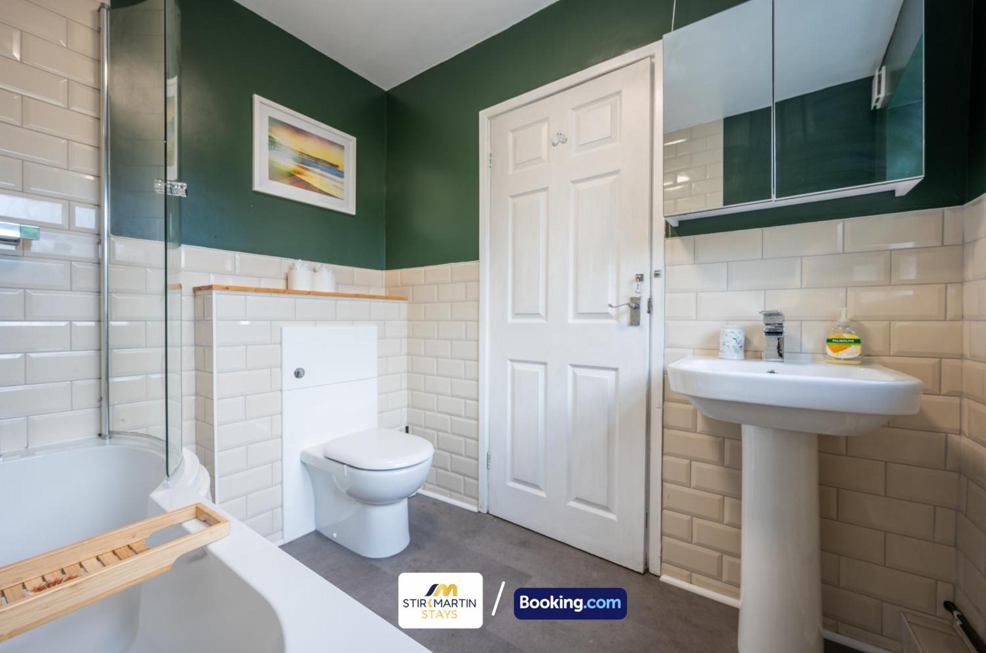 Stylish 2 Bedroom Townhouse By Stirkmartin Short Lets & Serviced With Free Parking & Sleeps5 *