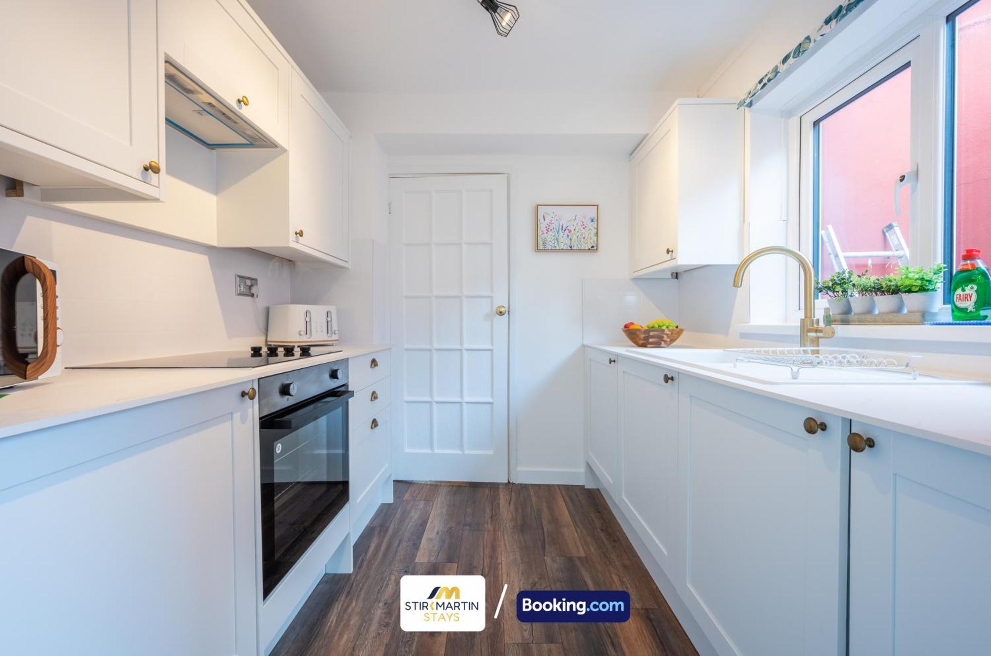 Stylish 2 Bedroom Townhouse By Stirkmartin Short Lets & Serviced With Free Parking & Sleeps5 Holiday home *